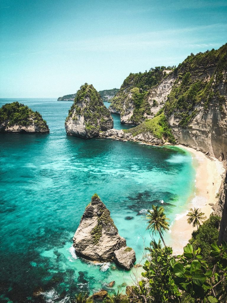 Bali honeymoon guide - green cliffs and turquoise sea